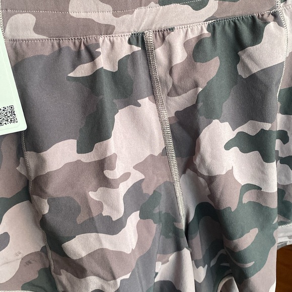 Lululemon Hotty Hot HR short 4” Lined size 6 - Picture 4 of 4